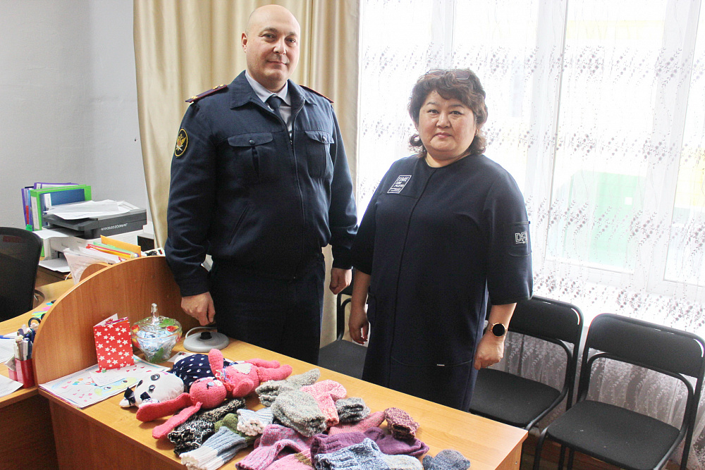 Осужденные в Бурятии вяжут вещи для детей-сирот