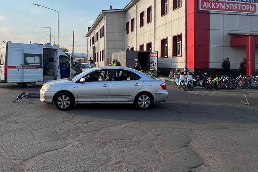 В Улан-Удэ школьник на электросамокате влетел в «Тойоту»