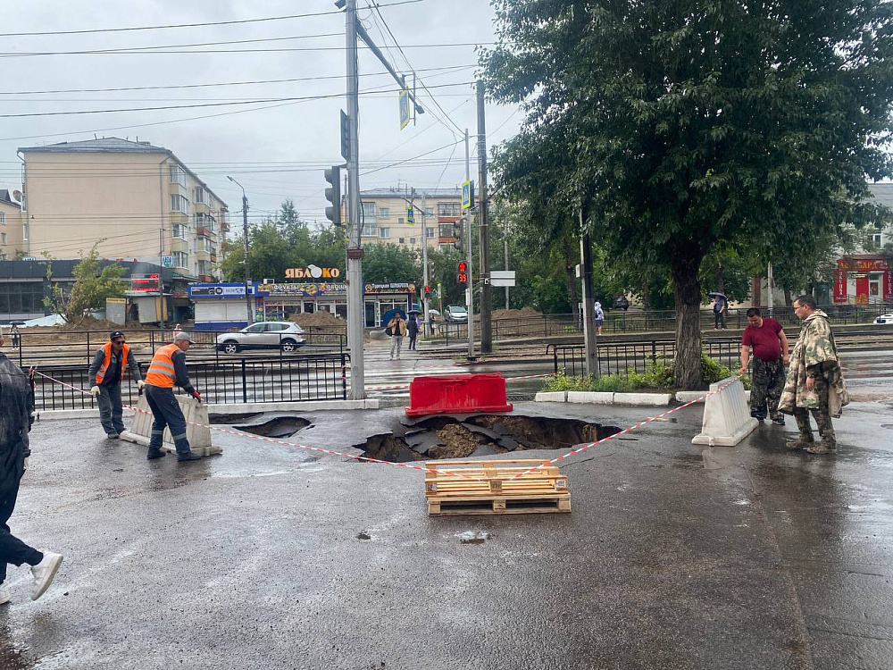 В Улан-Удэ провалился асфальт на ТСК В Улан-Удэ провалился асфальт на ТСК