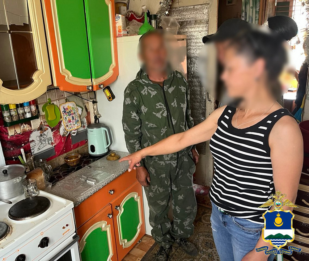 Уланудэнка устроила дома наркопритон и "зависала" там с подругой Уланудэнка устроила дома наркопритон и "зависала" там с подругой