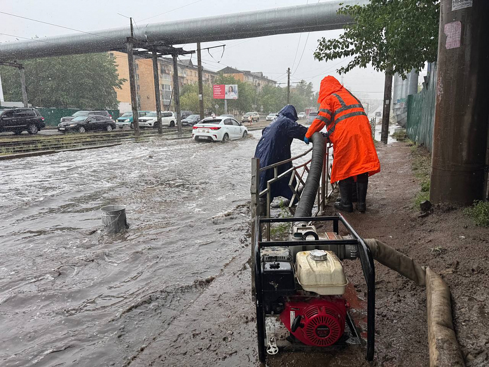 В Улан-Удэ откачивают воду с улиц В Улан-Удэ откачивают воду с улиц