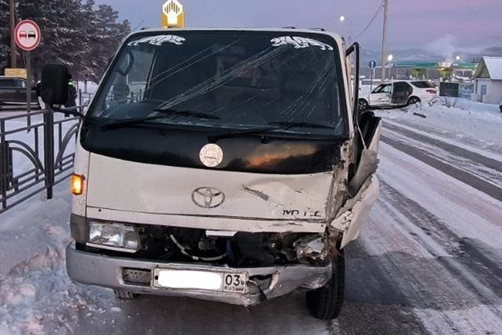 В Бурятии две «Тойоты» столкнулись возле заправки В Бурятии две «Тойоты» столкнулись возле заправки