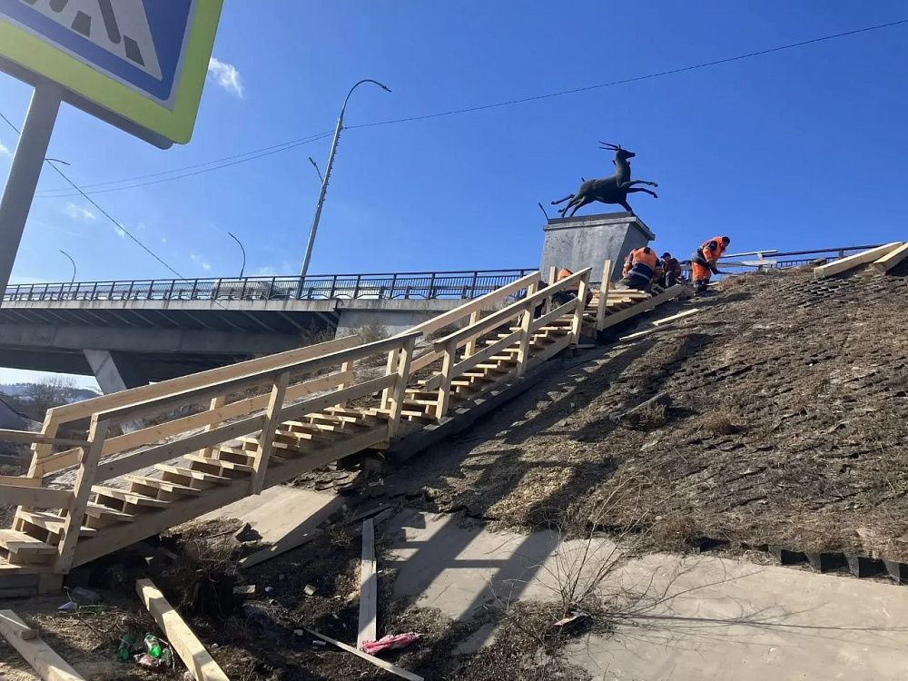 Новые лестницы на мосту «Бегущая лань» устанавливают в Улан-Удэ Новые лестницы на мосту «Бегущая лань» устанавливают в Улан-Удэ