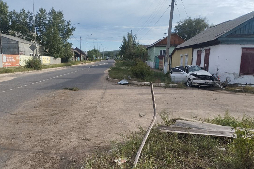 В Бурятии парень на «Тойоте» врезался в дом и погиб В Бурятии парень на «Тойоте» врезался в дом и погиб